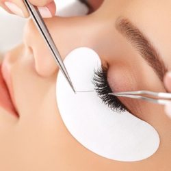 woman-getting-eyelash-extensions