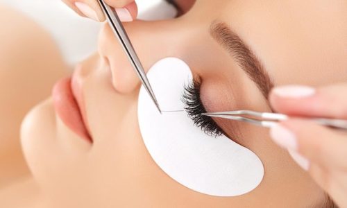 woman-getting-eyelash-extensions